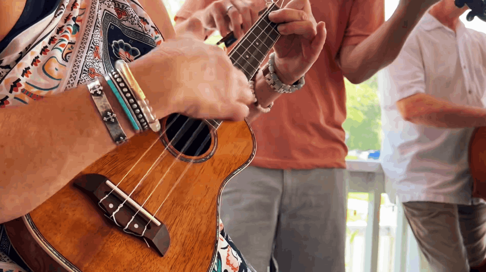 a persons hands playing the guitar